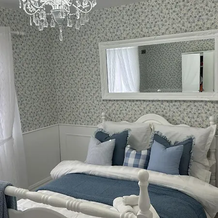 Dernvale House -double Sleeps 2 *