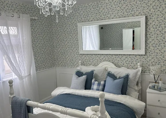 Dernvale House -double Sleeps 2 *
